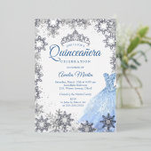 Silver Blue Winter Snowflake Quinceanera Folieneinladung (Stehend vorne)