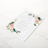 Silver Blush Pink Floral Frame Wedding Folieneinladung (Gedreht)
