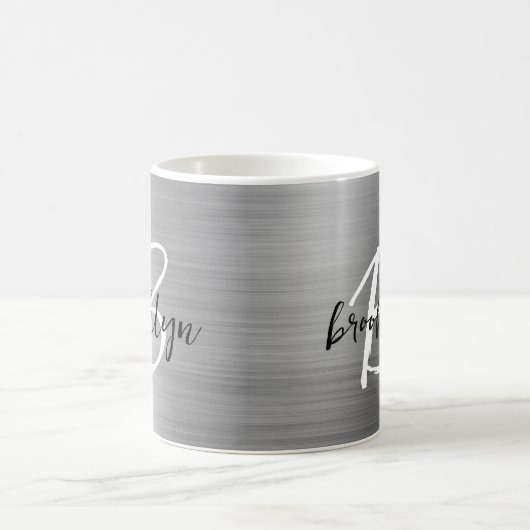 Silver Brushed Metal Schwarz-weiß Script Monogram Kaffeetasse (Mittel)