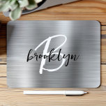 Silver Brushed Metal Schwarz-weiß Script Monogram Mousepad<br><div class="desc">Dieses elegante personalisierte Mauspad verfügt über ein Monogramm und einen Vornamen in modernem Schwarz-Weiß-Skript auf einem silberfarbenen Metallhintergrund.</div>