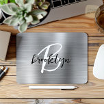 Silver Brushed Metal Schwarz-weiß Script Monogram Mousepad<br><div class="desc">Dieses elegante personalisierte Mauspad verfügt über ein Monogramm und einen Vornamen in modernem Schwarz-Weiß-Skript auf einem silberfarbenen Metallhintergrund.</div>