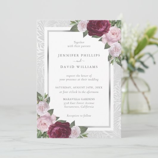 Silver Burgundy Blush Bloral Wedding Einladungen (Stehend Vorderseite)