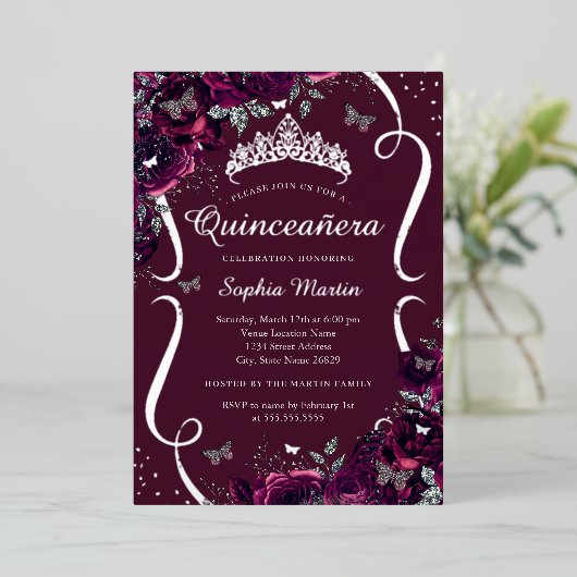Silver Burgundy Rose Butterfly Quinceanera Folieneinladung (Stehend vorne)