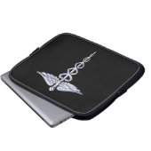 Silver Caduceus Medical Symbol auf Schwarz Laptopschutzhülle (Vorne Knopf)
