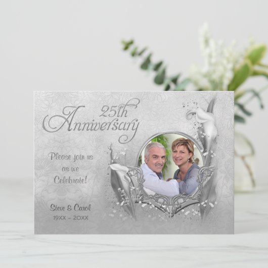 Silver Calla Lily 25. Hochzeitstag Einladung (Stehend Vorderseite)