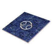 Silver Cancer Zodiac Sign Navy Blue Digital Camo Fliese (Seite)