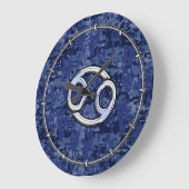 Silver Cancer Zodiac Sign Navy Blue Digital Camo Große Wanduhr (Winkel)