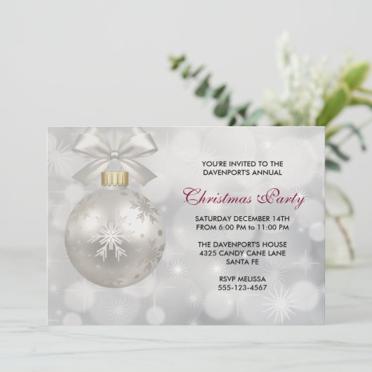 Silver Christmas Ball auf Bokeh Lights Party Einladung (Stehend Vorderseite)