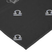 Silver Chrome Libra Zodiac Sign auf Hevelius Tischdecke (Schrägansicht)