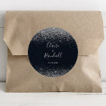 Silver Confetti Calligraphy Wedding Runder Aufkleber<br><div class="desc">Der klassische Rundaufkleber aus Silberkonfetti ist ideal für einen rustikalen Hochzeitsempfang. Das schlichte und elegante Design besticht durch klassische und extravagante Skripttypografie mit blauem Hintergrund und silbernen Konfetti.</div>
