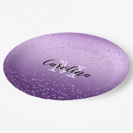 Silver Confetti Lila Ombre Monogramm Pappteller (Schrägansicht)