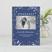Silver Confetti Navy Blue Elegante Foto Abschluss Einladung (Stehend Vorderseite)