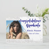 Silver Confetti/Navy Text Abschluss Ankündigung (Stehend Vorderseite)