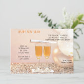 Silver Confetti New Year Champagne Flutes Einladung (Stehend Vorderseite)