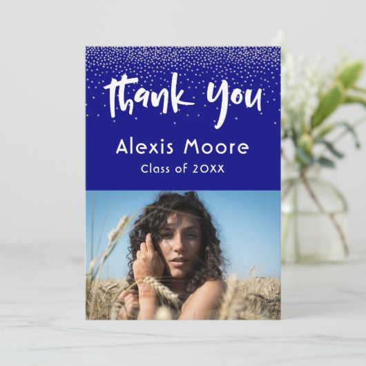 Silver Confetti Over Navy, Foto Grad 4 Vielen Dank Ankündigung (Stehend Vorderseite)
