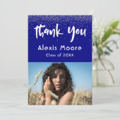 Silver Confetti Over Navy, Foto Grad 4 Vielen Dank Ankündigung (Stehend Vorderseite)