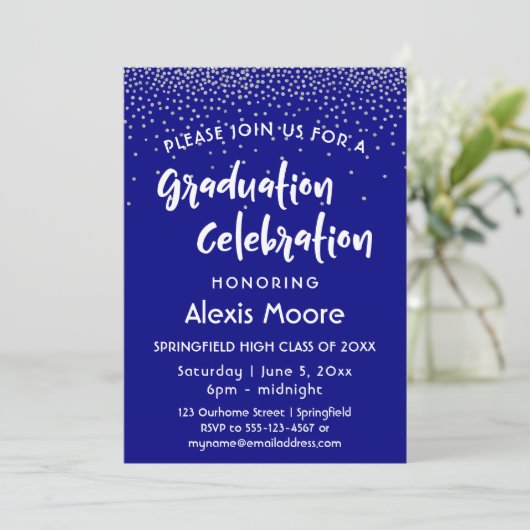 Silver Confetti Over Navy, Graduierungspartei Einladung (Stehend Vorderseite)