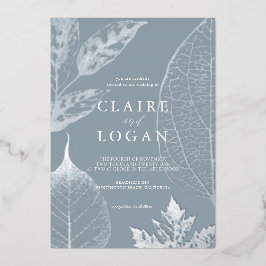 Silver Delicate Blätter Dusty Blue Wedding Folieneinladung