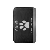 Silver Dog Paw auf schwarzem Hintergrund Badematte (Vorderseite Vertikal)