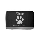 Silver Dog Paw auf schwarzem Hintergrund Badematte (Vorderseite)
