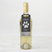 Silver Dog Paw auf schwarzem Hintergrund Flaschenanhänger (Auf Flasche)