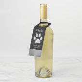 Silver Dog Paw auf schwarzem Hintergrund Flaschenanhänger (Angewinkelt)