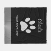 Silver Dog Paw auf schwarzem Hintergrund Fleecedecke (Vorderseite (Horizontal))