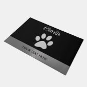 Silver Dog Paw auf schwarzem Hintergrund Fußmatte (Schrägansicht)