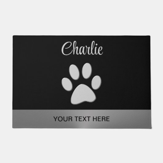 Silver Dog Paw auf schwarzem Hintergrund Fußmatte (Vorderseite)
