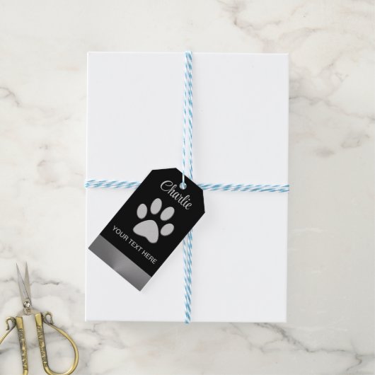 Silver Dog Paw auf schwarzem Hintergrund Geschenkanhänger (Mit Garn)