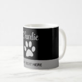 Silver Dog Paw auf schwarzem Hintergrund Kaffeetasse (VorderseiteRechts)