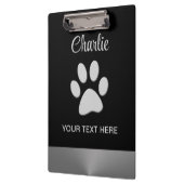 Silver Dog Paw auf schwarzem Hintergrund Klemmbrett (Links)