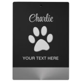 Silver Dog Paw auf schwarzem Hintergrund Klemmbrett (Rückseite)