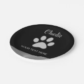 Silver Dog Paw auf schwarzem Hintergrund Pappteller (Schrägansicht)