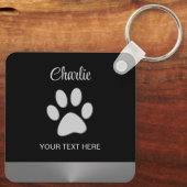 Silver Dog Paw auf schwarzem Hintergrund Schlüsselanhänger (Rückseite)