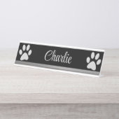 Silver Dog Paw auf schwarzem Hintergrund Schreibtischnamensplakette (Vorderseite )