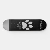Silver Dog Paw auf schwarzem Hintergrund Skateboard (Horizontal)