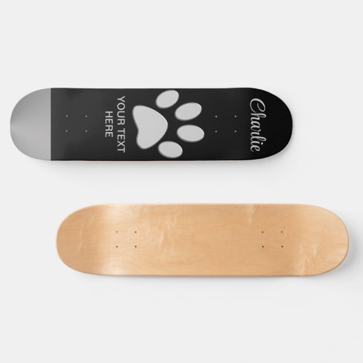 Silver Dog Paw auf schwarzem Hintergrund Skateboard (Horizontal)