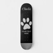 Silver Dog Paw auf schwarzem Hintergrund Skateboard (Vorderseite)