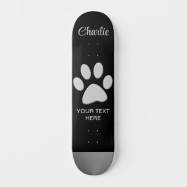 Silver Dog Paw auf schwarzem Hintergrund Skateboard