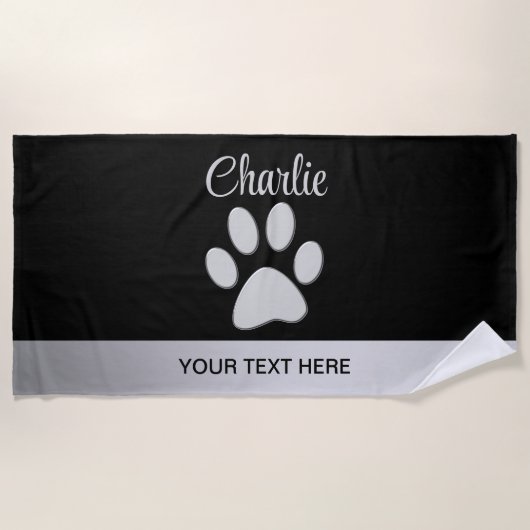 Silver Dog Paw auf schwarzem Hintergrund Strandtuch (Vorderseite)