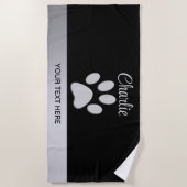 Silver Dog Paw auf schwarzem Hintergrund Strandtuch (Vorderseite)