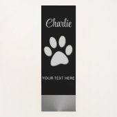 Silver Dog Paw auf schwarzem Hintergrund Yogamatte (Vorderseite)