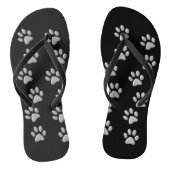 Silver Dog Paws black Background Print Pattern Badesandalen (Fußbett)