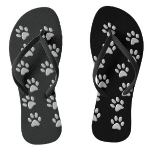 Silver Dog Paws black Background Print Pattern Badesandalen