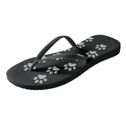 Silver Dog Paws black Background Print Pattern Badesandalen (Schrägansicht)