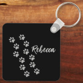 Silver Dog Paws Schwarzer Hintergrund Druckmuster- Schlüsselanhänger (Rückseite)