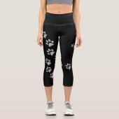 Silver Dog Paws Schwarzer Hintergrund Print Patter Capri Leggings (Vorderseite)