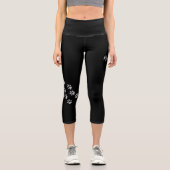 Silver Dog Paws Schwarzer Hintergrund Print Patter Capri Leggings (Vorderseite)