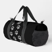 Silver Dog Paws Schwarzer Hintergrund Print Patter Duffle Bag (Rechte Ecke)